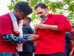 In Pics: રાહુલ ગાંધીએ આનંદ વિહાર રેલવે સ્ટેશન પર ઉઠાવ્યો મુસાફરનો સામાન, કુલીના કપડામાં જોવા મળ્યા