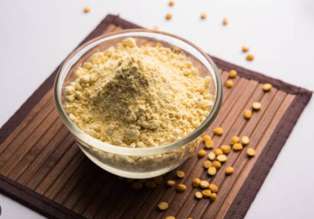 बेसन हे आरोग्याचा खजिना मानले जाते. हे जेवढे चविष्ट आहे तेवढेच ते आरोग्यासाठी फायदेशीर  आहे. यामध्ये आढळणारे फायबर आणि प्रोटीन अनेक आजार बरे करते.