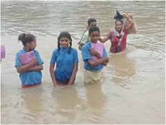 छत्तीसगढ़ के गठन 23 साल बाद भी इस गांव को पुल का इंतजार, उफनती नदी पार कर स्कूल जाते हैं बच्चे