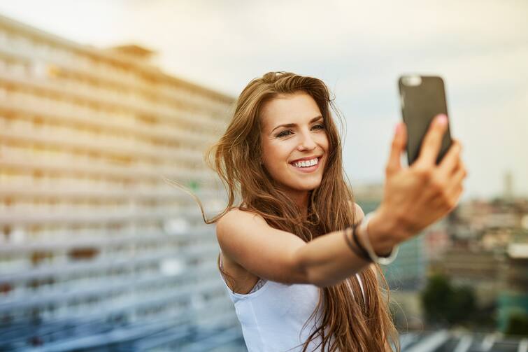 If you also take selfies from mobile then be careful! The skin will be damaged Selfie and skin Problems: ਜੇਕਰ ਤੁਸੀਂ ਵੀ ਲੈਂਦੇ ਹੋ ਮੋਬਾਈਲ ਤੋਂ ਸੈਲਫੀ ਤਾਂ ਹੋ ਜਾਓ ਸਾਵਧਾਨ! ਚਮੜੀ ਹੋ ਜਾਵੇਗੀ ਖ਼ਰਾਬ