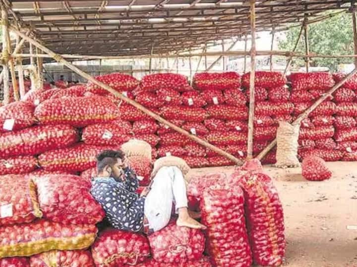Strict warn to directors Secretary of the Market Committee to take action against the onion traders in Nashik Onion Traders Strike : नाशकात कांदा व्यापाऱ्यांवर कारवाई करण्यासाठी बाजार समितीच्या संचालक मंडळ, सचिवांना सज्जड दम; पालकमंत्र्यांनी बैठक बोलावली