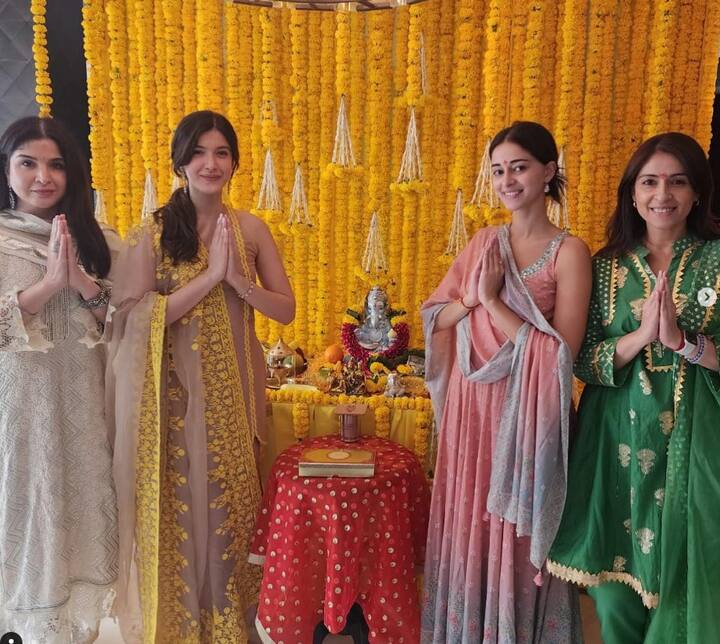 वहीं इस दौरान संजय कपूर की बेटी शनाया कपूर और उनकी माहीप कपूर भी ट्रेडिशनल लुक में नजर आईं.