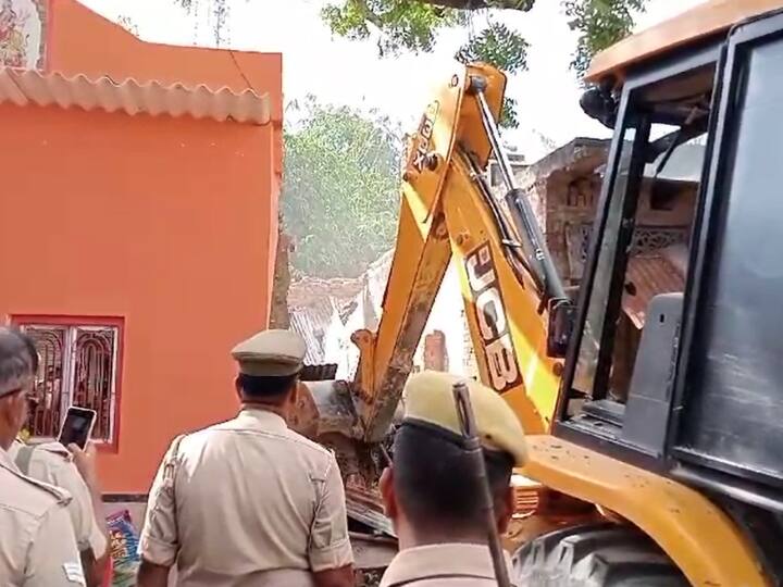 Azamgarh Double Murder Case Father Son Murder Two Accused Arrested By UP Police Bulldozer Demolished illegal encroachment ANN Azamgarh Double Murder Case: आजमगढ़ में पिता-पुत्र की हत्या के दो आरोपी गिरफ्तार, अवैध कब्जे पर भी चला बुलडोजर