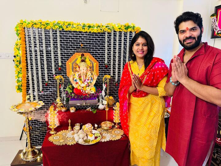 हार्दिक जोशी आणि अक्षया देवधरने बाप्पासोबतचे फोटो सोशल मीडियावर शेअर केले आहेत.