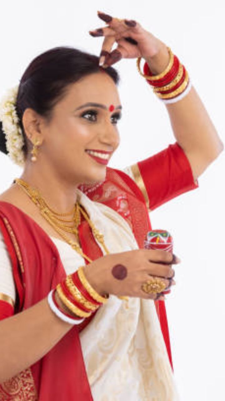 பெண்கள் எப்பொழுதும் மாங்கல்யம், நெற்றி, முன் வகிடு மத்தியில் குங்குமம் வைத்துக் கொள்ள வேண்டும்