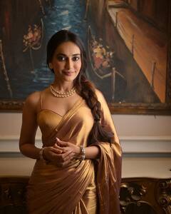 Surabhi Jyoti PHOTO: ગોલ્ડન સાડીમાં મહારાણી લાગી સુરભી જ્યોતિ, તસવીરો પરથી નજર નહીં હટે