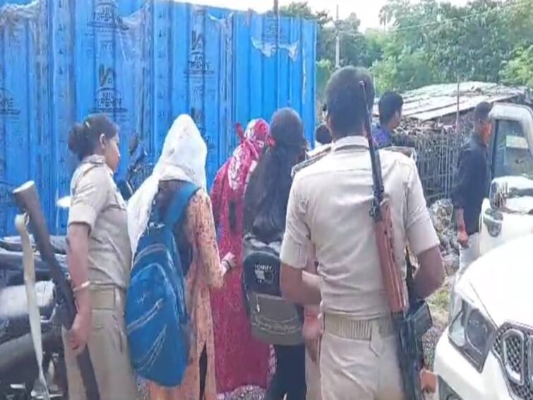 patna police catched physical intimacy trade racket running in oyo hotel Crime: சிக்கிய பிரபல ஓட்டல்.. வரிசை கட்டி நின்ற இளம் பெண்கள்.. கொத்துக்கொத்தாய் போதை மாத்திரைகள்! போலீஸ் அதிரடி