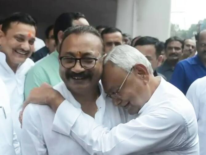 Bihar CM Nitish Kumar Placed His Head On JDU Minister Ashok Choudhary  Shoulder Understand The Whole Matter | Bihar News: नीतीश कुमार ने जब अपने  मंत्री के कंधे पर रख दिया सिर,