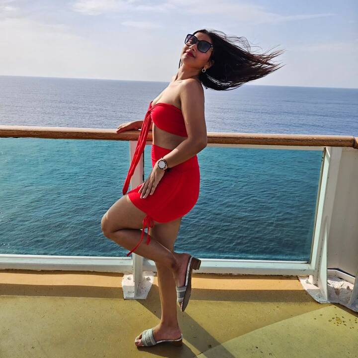 రెడ్ డ్రస్సులో ఆమె మెరిసిపోతూ కనిపించారు.