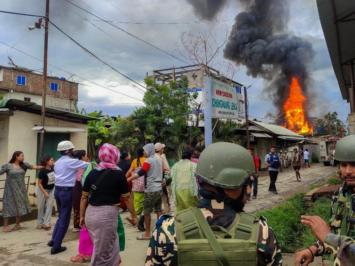 Manipur violence mobs trying to attack on police station arrest of 5 youths curfew reimposed मणिपुर में फिर हिंसा, 5 युवकों की गिरफ्तारी के खिलाफ थाने पर हमले की कोशिश, पुलिस ने दागे आंसू गैस के गोले