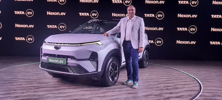 हाल ही में टाटा ने अपनी इलेक्ट्रिक गाड़ियों के लिए अलग प्लेटफार्म Tata.ev की शुरुआत कर दी है. जिसके तहत कंपनी तीन इलेक्ट्रिक कारों की बिक्री करती है. जिनके साथ पिछले महीने टाटा ने 4,613 इलेक्ट्रिक कारों की बिक्री की. जोकि इस सेगमेंट में सबसे ज्यादा है.