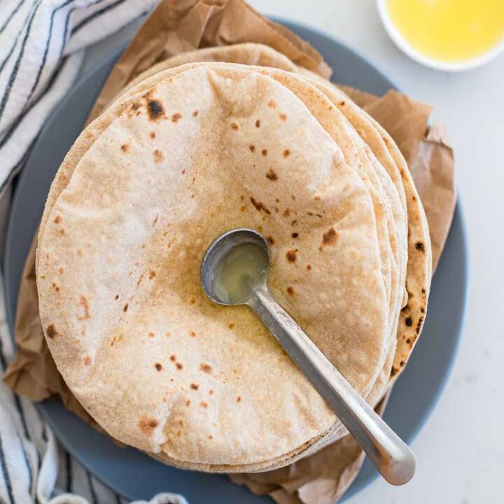 ਇਹ ਤੁਹਾਨੂੰ ਭਰਿਆ ਮਹਿਸੂਸ ਕਰਦਾ ਹੈ, ਤੁਹਾਨੂੰ ਦਿਨ ਵਿੱਚ ਚਰਬੀ ਵਾਲੇ ਭੋਜਨ ਖਾਣ ਤੋਂ ਰੋਕਦਾ ਹੈ। ਜੇਕਰ ਤੁਹਾਨੂੰ ਪਾਚਨ ਦੀ ਸਮੱਸਿਆ ਹੈ ਤਾਂ ਵੀ ਘਿਓ ਤੁਹਾਡੇ ਲਈ ਫਾਇਦੇਮੰਦ ਸਾਬਤ ਹੋ ਸਕਦਾ ਹੈ।