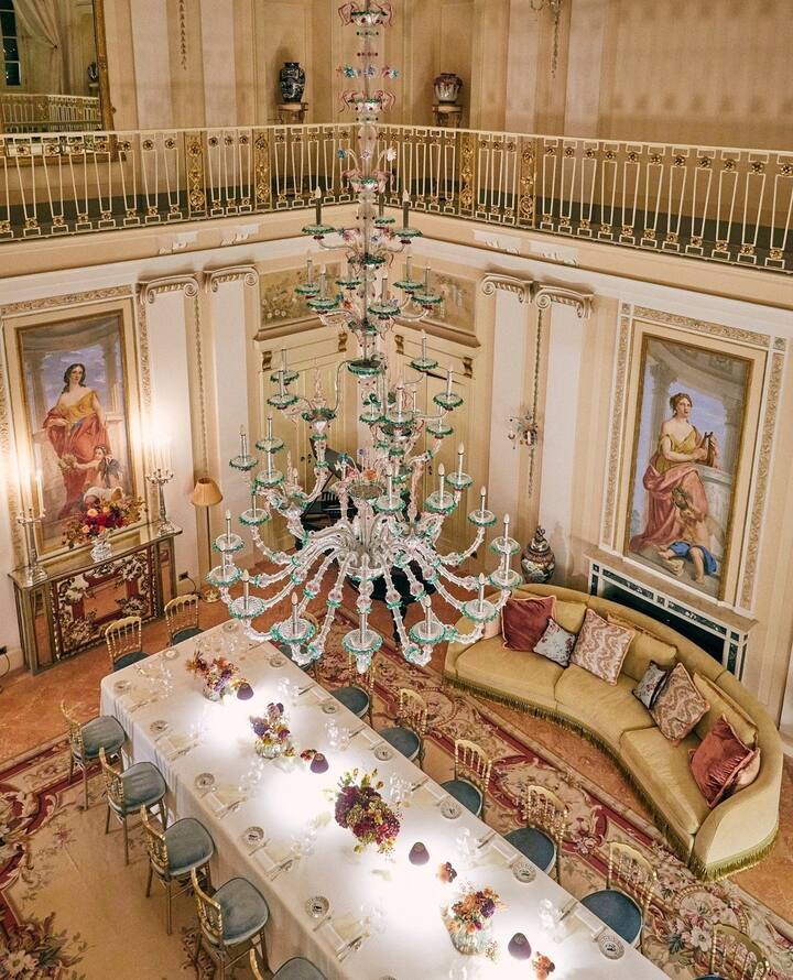 इसे दुनिया के सभी होटल्स में टॉप रैंक मिली है. 580 ज्यूरी मेंबर्स ने दुनिया के टॉप 50 होटल्स की लिस्ट जारी की है. इसमें इटली (Italy) के लेक कोमो में स्थित पासालाक्वा (Passalacqua) होटल पहले नंबर पर है.आइए जानते हैं इस होटल में ऐसा क्या खास है, जिससे इसे दुनिया का नंबर-1 होटल का ताज मिला है.