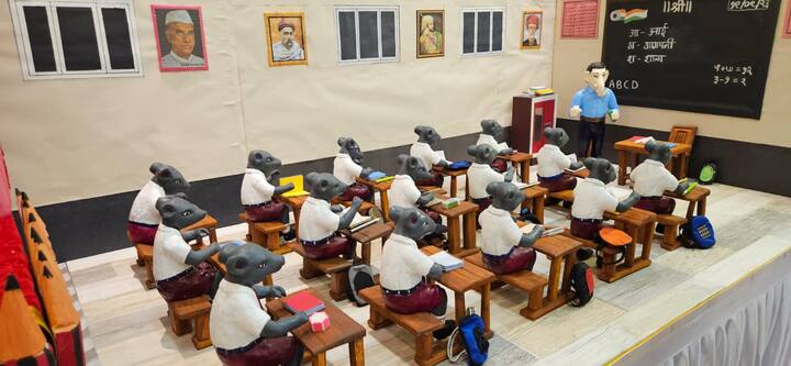 सामाजिक कार्यकर्ते कान्होजी जेधे यांच्या घरी हा गणपती बाप्पाचा देखावा साकारला आहे.