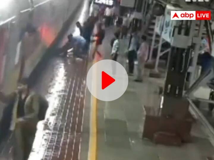 Indore woman foot slipped while boarding the train RPF jawan saved her life MP News Ann Watch: इंदौर रेलवे स्टेशन पर ट्रेन के बीच में फंसा महिला का पैर, RPF के जवान ने बचाई जान