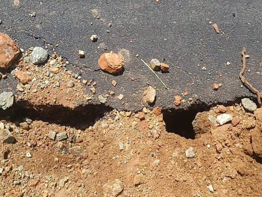 Dharmapuri-Thiruvannamalai 4 lane has suffered sporadic explosions and cracks in the road TNN தருமபுரி -  திருவண்ணாமலை 4 வழிச்சாலையில் விரிசல்; புதிய சாலையின் உறுதி தன்மை கேள்விக்குறி