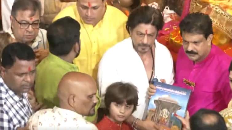 Shah Rukh Khan’s son AbRam visits Lalbaugcha Raja after celebrating Ganesh Chaturthi at home with dad Shah Rukh Khan: গণেশ পুজোর আবহেই আব্রামকে সঙ্গে নিয়ে মুম্বইয়ের লালবাগচা রাজার দর্শনে শাহরুখ খান