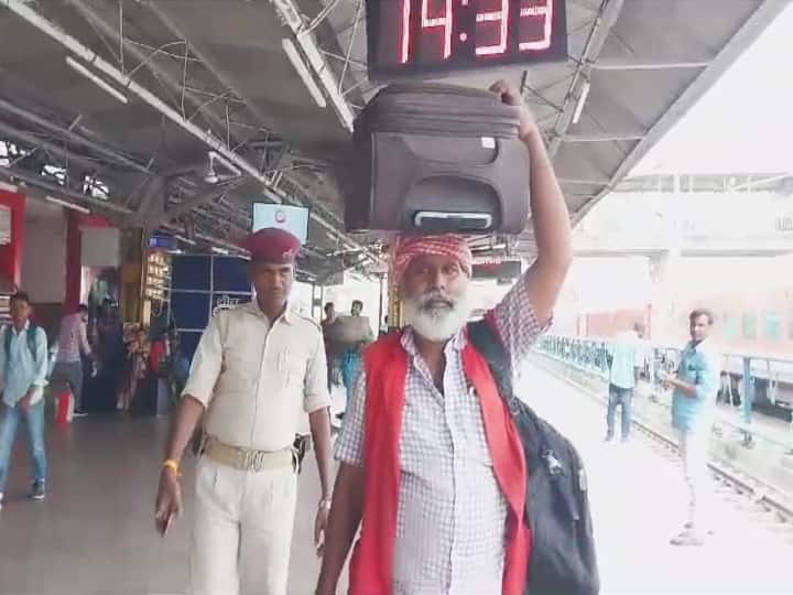 Coolie Dharma got two government police bodyguards at Patna Railway station ann Bihar News: पटना स्टेशन पर एक कुली को मिले हैं दो-दो सरकारी पुलिस वाले बॉडीगार्ड, आतंकवादियों से मिल चुकी है धमकी
