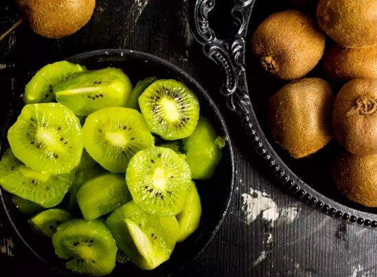 ਕੀਵੀ ਇੱਕ ਅਜਿਹਾ ਫਲ ਹੈ ਜੋ ਵਿਟਾਮਿਨ ਸੀ ਨਾਲ ਭਰਪੂਰ ਹੁੰਦਾ ਹੈ। ਇਹ ਇਮਿਊਨਿਟੀ ਲਈ ਵੀ ਬਹੁਤ ਵਧੀਆ ਹੈ ਅਤੇ ਇਸਨੂੰ ਵਧਾਉਣ ਦਾ ਕੰਮ ਕਰਦਾ ਹੈ। ਕੀਵੀ ਵਿੱਚ ਉੱਚ ਐਂਟੀਆਕਸੀਡੈਂਟ ਹੁੰਦੇ ਹਨ, ਜੋ ਸਰੀਰ ਨੂੰ ਫ੍ਰੀ ਰੈਡੀਕਲਸ ਨੂੰ ਖਤਮ ਕਰਨ ਅਤੇ ਆਕਸੀਡੇਟਿਵ ਤਣਾਅ ਨੂੰ ਘਟਾਉਣ ਵਿੱਚ ਮਦਦ ਕਰ ਸਕਦੇ ਹਨ।