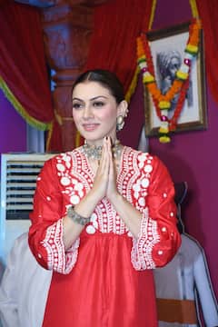 Ganesh Utsav 2023: गणपति बप्पा का आशीर्वाद लेने पहुंचीं हंसिका मोटवानी, रेड सूट और बालों में गजरा लगाए गजब की दिखीं खूबसूरत