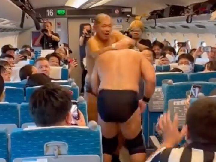 WWE Fighting took place in the train viral video created stir on the internet WWE Fighting: चक्क ट्रेनमध्येच झाली WWE सारखी फायटिंग; सोशल मीडियावर व्हिडीओ व्हायरल