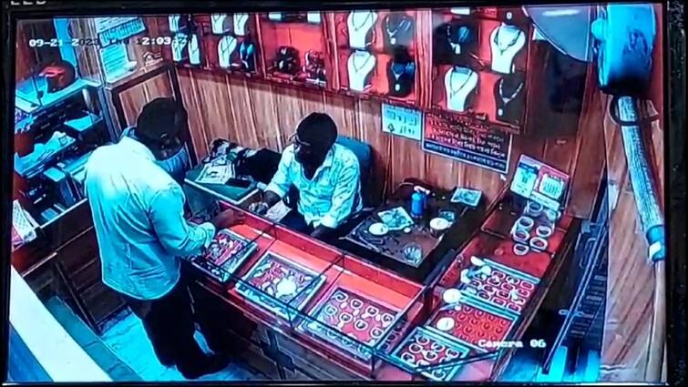 Burglary In Jewellery Shop Of Krishnanagar After The Accused Allegedly Entered In Customer Disguise Nadia News: ক্রেতা সেজে সোনার দোকানে 'চুরি', উধাও দেড় লক্ষ টাকার গয়না