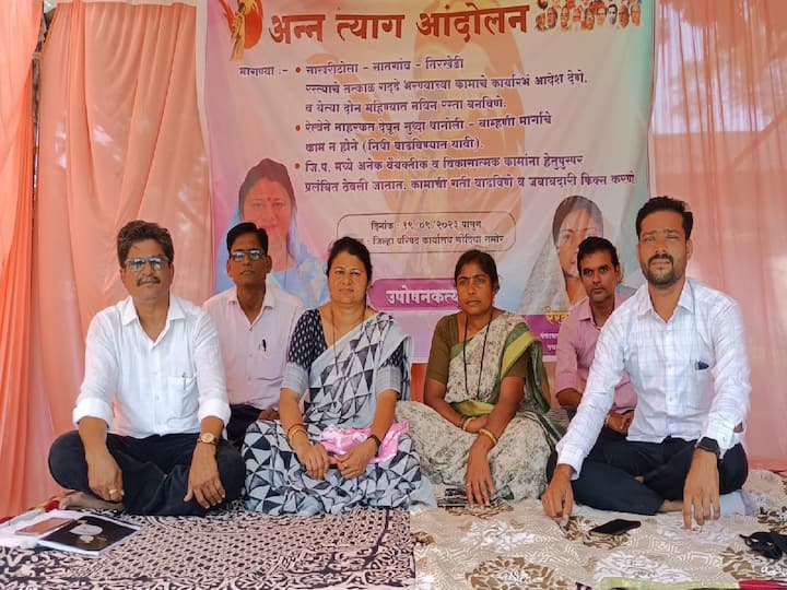Gondia Zilla Parishad members Panchayat Samiti members Hunger Strike for street demand Maharashtra Marathi News Gondia News : चक्क जिल्हा परिषद सदस्य, पंचायत समिती सदस्यांचं अन्नत्याग आंदोलन; रस्त्याच्या मागणीसाठी अन्नत्याग आंदोलन