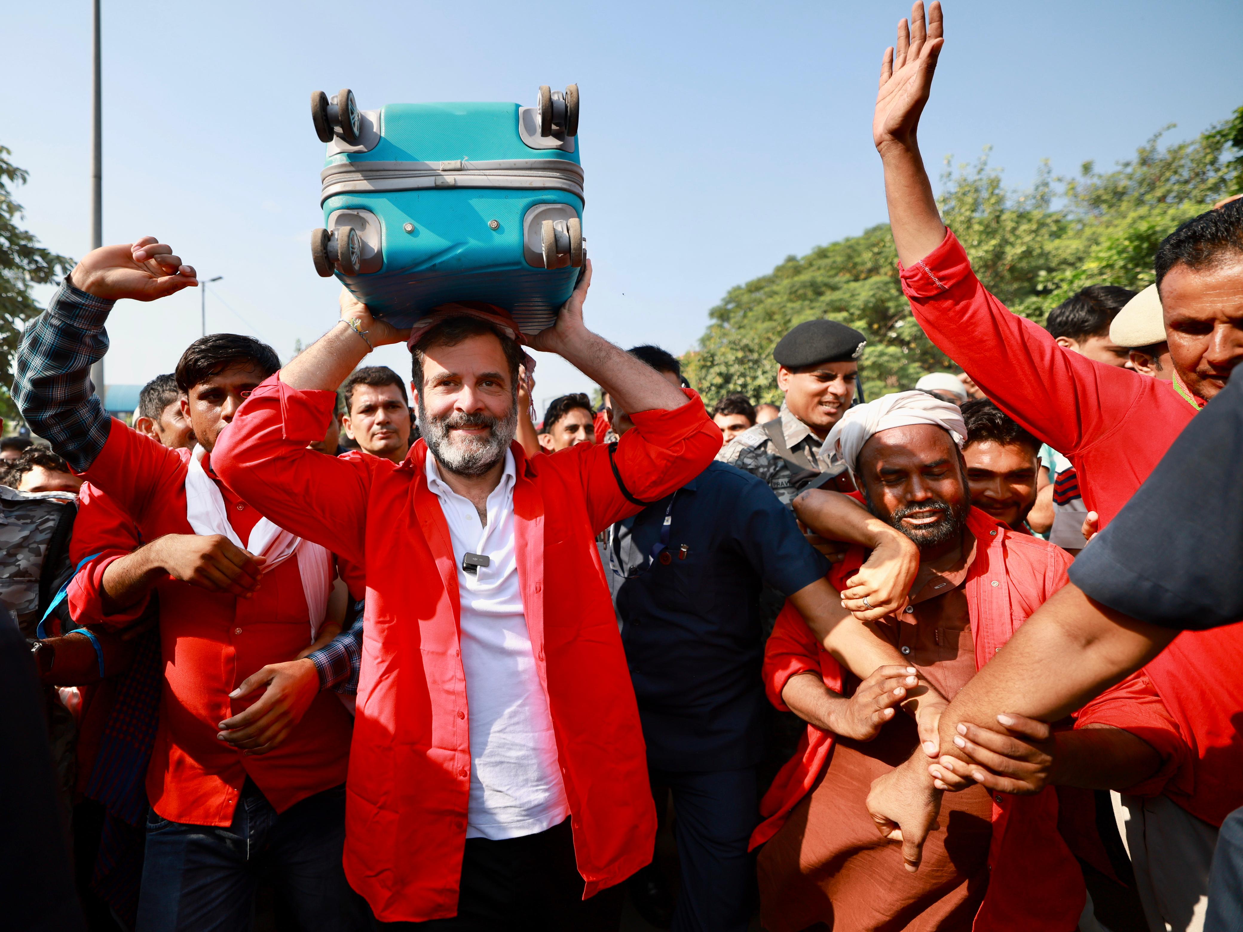 New Delhi: 'कुली' नंबर 756... राहुल गांधी हातात बिल्ला अन् लाल शर्ट घालून पोहोचले आनंद विहार रेल्वे स्टेशनवर