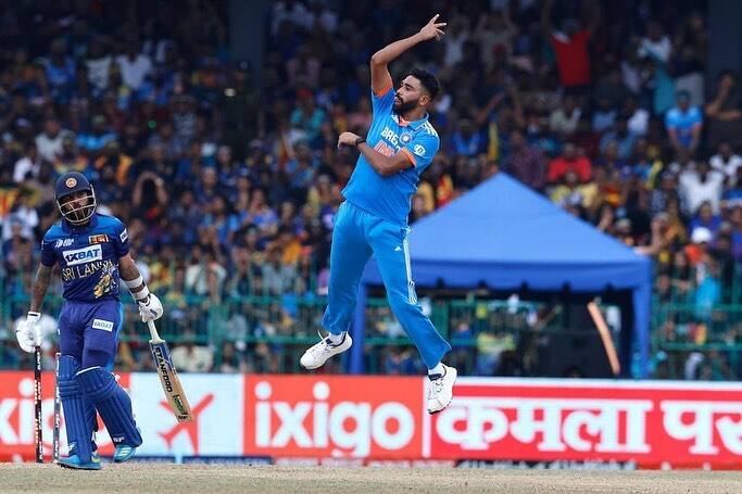 இதன் மூலம் ஐசிசி தரவரிசை பட்டியலில் ஒன்பதாவது இடத்தில் இருந்து சிராஜ் முதல் இடத்திற்கு முன்னேறினார். இவரின் இந்த அதிரடி பந்து வீச்சு உலகக் கோப்பை போட்டியில் அதிக விக்கெட்டுகளை வீழ்த்தும் என்று ரசிகர்கள் பெரிதும் எதிர்பார்க்கின்றனர்.
