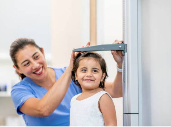 जर तुम्हाला तुमच्या मुलाचा सर्वांगीण विकास हवा असेल तर त्याला पुरेशी झोप घेऊ द्या. मुलांची  चांगली झोप त्यांच्या शारीरिक विकासासाठी खूप महत्त्वाची असते. संशोधनात असे म्हटले आहे की  शरीराच्या विकासाच्या बहुतेक प्रक्रिया झोपेच्या दरम्यान घडतात.