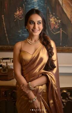 Surbhi Jyoti: ਸੁਰਭੀ ਜੋਤੀ ਗੋਲਡਨ ਸਾੜ੍ਹੀ 'ਚ ਦਿਖੀ ਬੇੱਹਦ ਖੂਬਸੂਰਤ, ਹਰ ਅੰਦਾਜ਼ 'ਚ ਸੋਸ਼ਲ ਮੀਡੀਆ 'ਤੇ ਮਚਾ ਦਿੰਦੀ ਧਮਾਲ