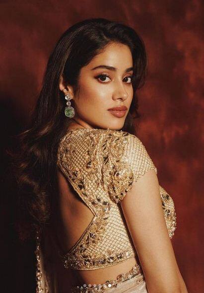 Janhvi Kapoor: ਗੋਲਡਨ ਰਿਵੀਲਿੰਗ ਸਾੜ੍ਹੀ ਪਾ ਕੇ ਜਾਹਨਵੀ ਕਪੂਰ ਨੇ ਦਿੱਤੇ ਹੌਟ ਪੋਜ਼, ਕਿਲਰ ਅੰਦਾਜ਼ ਦੇਖ ਦੀਵਾਨੇ ਗੋਏ ਫੈਨਜ਼