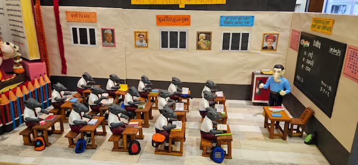 मग त्यामध्ये हालते देखावे, जिवंत देखावे, धार्मिक, प्रबोधनात्मक, सामाजिक आदी विषयांवर देखावे सादर करण्याची मोठी परंपरा आहे. घरगुती गणेशोत्सवही याला अपवाद नाही.