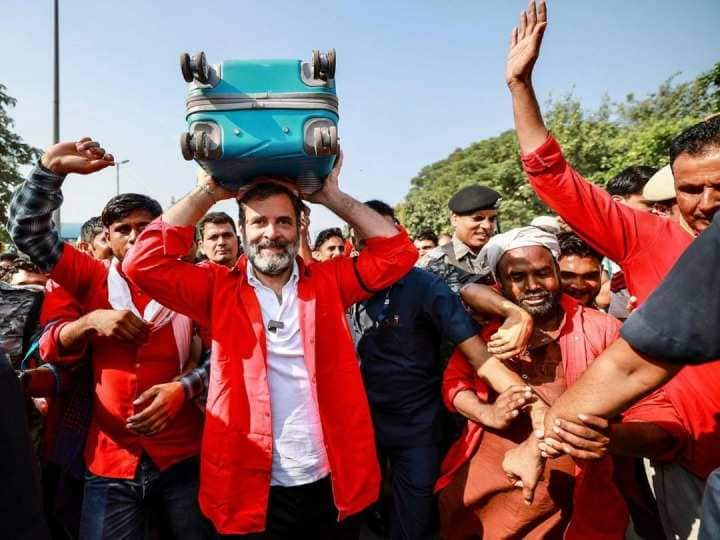 Rahul Gandhi at Anand Vihar Railway Station: कांग्रेस नेता राहुल गांधी 21 सितंबर की सुबह दिल्ली में स्थित आनंद विहार रेलवे स्टेशन पहुंचे. वहां उन्होंने कुलियों से मुलाकात की.