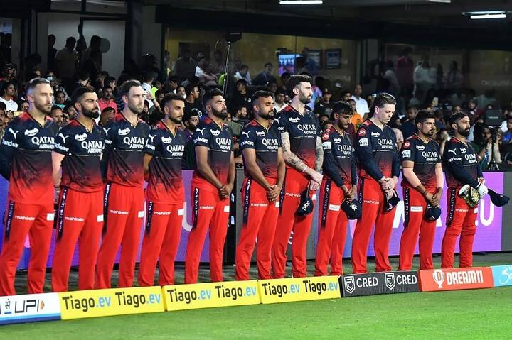 ஒரே ஓவரில் நான்கு விக்கெட்களை வீழ்த்தி ஆட்டத்தின் போக்கையே மாற்றியமைத்தார். ஆர்சிபி அணிக்காக விளையாடி வரும் முகமது சிராஜ் முன்னதாக நடைபெற்ற போட்டிகளில் பேட்ஸ்மேன்களுக்கு அதிக ரன்களை வாரி கொடுத்து பல விமர்சனங்களை பெற்றார். ஆனால், ஆசிய கோப்பையில் அதிரடியாக பந்து வீசி, ஆறு விக்கெட்டுகளை கைப்பற்றினார்.