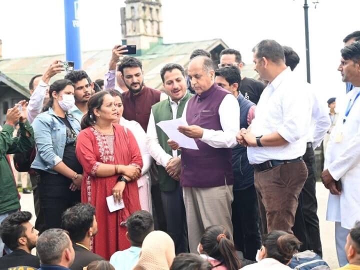 Jairam Thakur meet  Covid Workers Sitting outside Himachal Pradesh Vidhan Sabha Ann Himachal: हिमाचल विधानसभा के बाहर बैठे कोविड कर्मियों से मिले पूर्व CM जयराम, कहा- 'नहीं होने देंगे अन्याय'