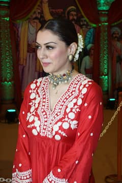 Hansika Motwani Visits Andheri Cha Raja, Looks Beautiful In Red - See Pics