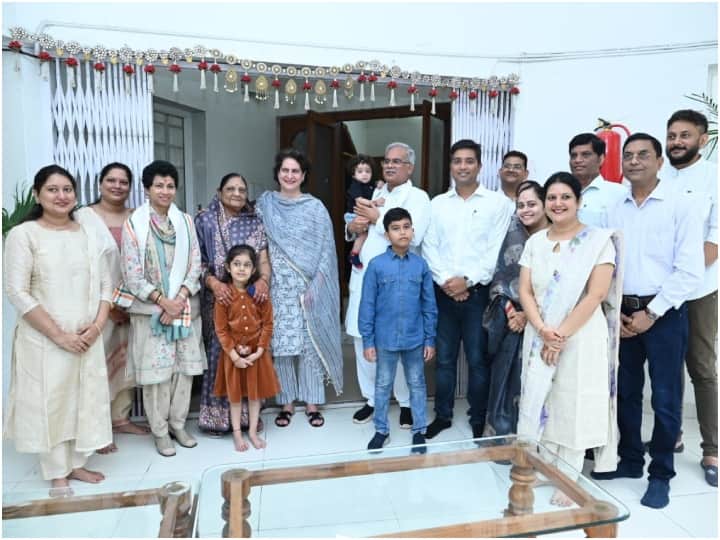 Priyanka Gandhi Chhattisgarh Tour: कांग्रेस महासचिव प्रियंका गांधी महिला समृद्धि सम्मेलन कार्यक्रम में हिस्सा लेने के लिए छत्तीसगढ़ के भिलाई पहुंचीं. इसके बाद वह सीएम भूपेश बघेल के आवास भी गईं.