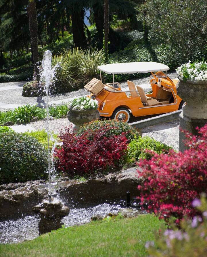 इटली के लेक कोमो में पासालाक्वा होटल है. यह खूबसूरत लेक कोमो के किनारे बसा है. लेक होटल की खूबसूरती में चार चांद लगाता है. यहां वर्ल्ड क्लास फैसलिटीज और सर्विस मिलती है. होटल का नाम पासालाक्वा इटली में एक सरनेम है.