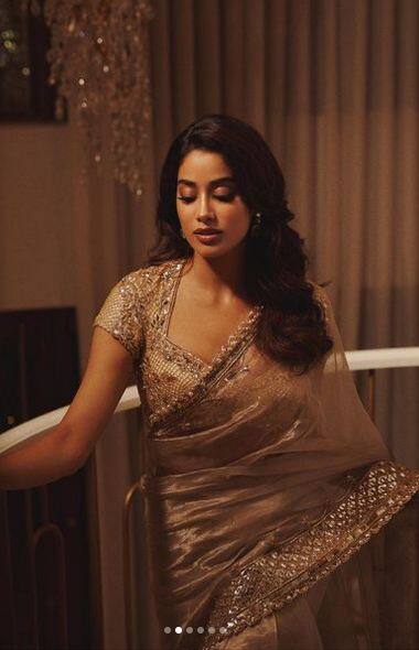 ਗੋਲਡਨ ਰਿਵੀਲਿੰਗ ਸਾੜ੍ਹੀ 'ਚ ਜਾਹਨਵੀ ਕਪੂਰ ਨੇ ਦਿੱਤੇ ਹੌਟ ਪੋਜ਼