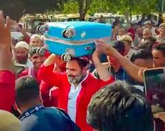 In Pics: રાહુલ ગાંધીએ આનંદ વિહાર રેલવે સ્ટેશન પર ઉઠાવ્યો મુસાફરનો સામાન, કુલીના કપડામાં જોવા મળ્યા