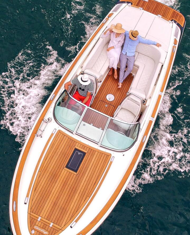 इस होटल में रुम के हिसाब से किराया है. हालांकि, होटल की वेबसाइट के मुताबिक, अगर सबसे सस्ते रूम Junior Suite की बुकिंग की जाए तो लेक व्यू के नजारे वाले इस रूम में एक पर्सन के स्टे करने के लिए एक रात का किराया 4,200 यूरो यानी 3 लाख 71 हजार 185 रुपए है. पिछले साल गर्मी में खुलने के बाद होटल की बुकिंग 1 लाख 49 हजार 568 रुपए में हो जाती है.