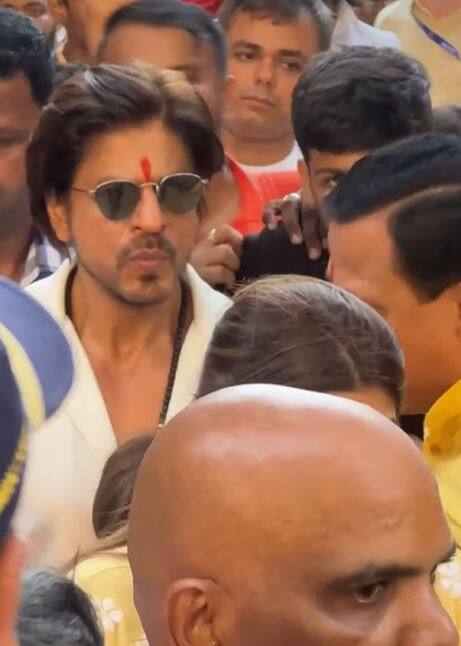 Amid many stars, SRK arrived with his wife Gauri Khan and kids Suhana and AbRam. The family was seen performing aarti in one of the many viral videos.