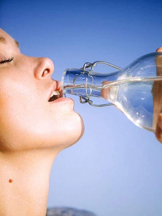 ज्यादा पानी पीना शरीर को पहुंचा सकता है नुकसान, जानिए साइड इफेक्ट्स