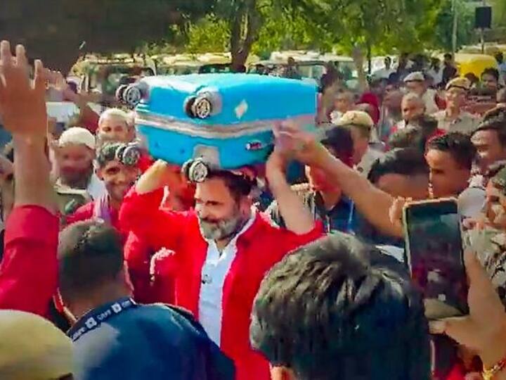 कांग्रेस के पूर्व अध्यक्ष राहुल गांधी (Rahul Gandhi) ने गुरुवार को दिल्ली के आनंद विहार रेलवे स्टेशन का दौरा किया. यहां कांग्रेस नेता ने कुलियों से बातचीत कर उनकी चिंताओं व समस्‍याओं को जाना.