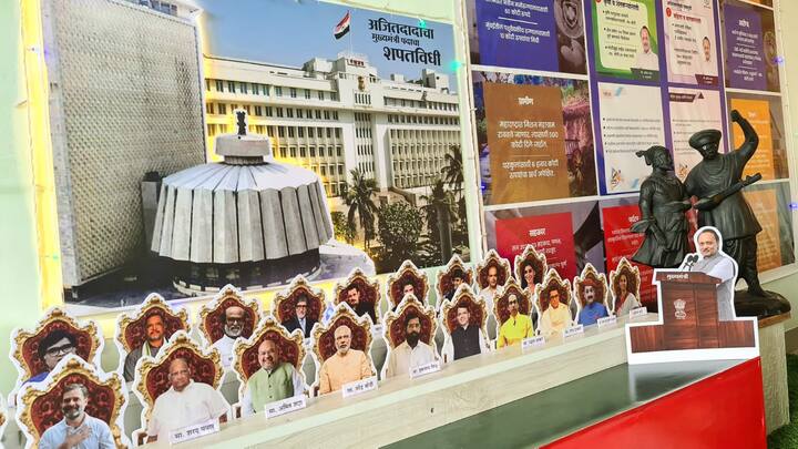 या शपथविधीला पंतप्रधान नरेंद्र मोदी, अमित शहा, राहुल गांधी, पवार साहेब, नितीन गडकरी, रामदास आठवले, त्याचबरोबर महाराष्ट्रातील सर्व राजकीय नेत्यांची उपस्थिती दाखविली आहे.