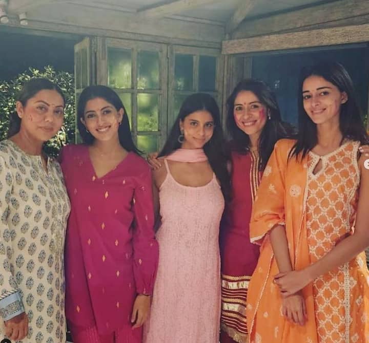 वहीं बॉलीवुड के कुछ सेलेब्स ने उनके घर पर शिरकत भी की. इस लिस्ट में गौरी खान, सुहाना खान, नव्या नवेली नंदा का नाम शामिल है.