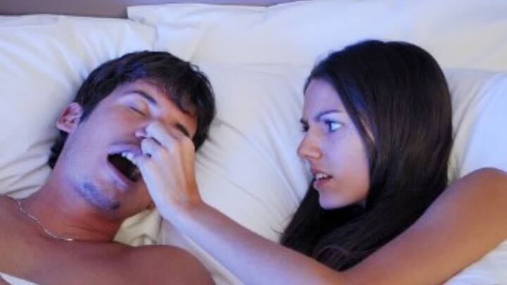 ঘুমোনোর সময় নাক ডাকেন? কম-বেশি হয়তো অনেকের ক্ষেত্রেই উত্তরটা 'হ্যাঁ'। সেক্ষেত্রে একটু সতর্ক হওয়া জরুরি। কারণ, নাক ডাকা একাধিক গুরুতর সমস্যার ইঙ্গিতবাহী হতে পারে।