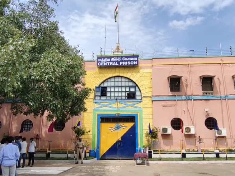 Coimbatore news Prisoners and prison wardens clash in Coimbatore jail TNN கோவை சிறையில் கைதிகள், சிறைக்காவலர்கள் மோதல் ; போராட்டம் நடத்திய கைதிகள்!