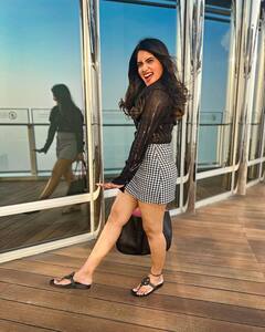 దుబాయ్ లో యాంకర్ స్రవంతి ఎంజాయ్- బుర్జ్ ఖలీఫాపై ఫోటోలకు పోజులు